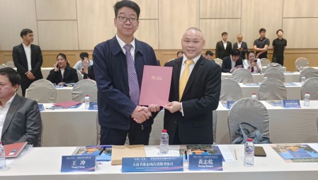 milan米兰水集团党委书记王冲参加在泰国曼谷举办的中国（甘肃）—泰国经贸合作推介会，并在甘肃省省长任振鹤、泰国商务部部长披猜·那立塔潘等参会领导见证下，与泰国中华总商会签订合作协议。